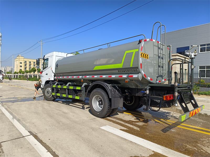 东风华神 15方洒水车